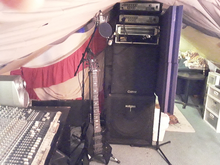Vocal booth + bass rig 01